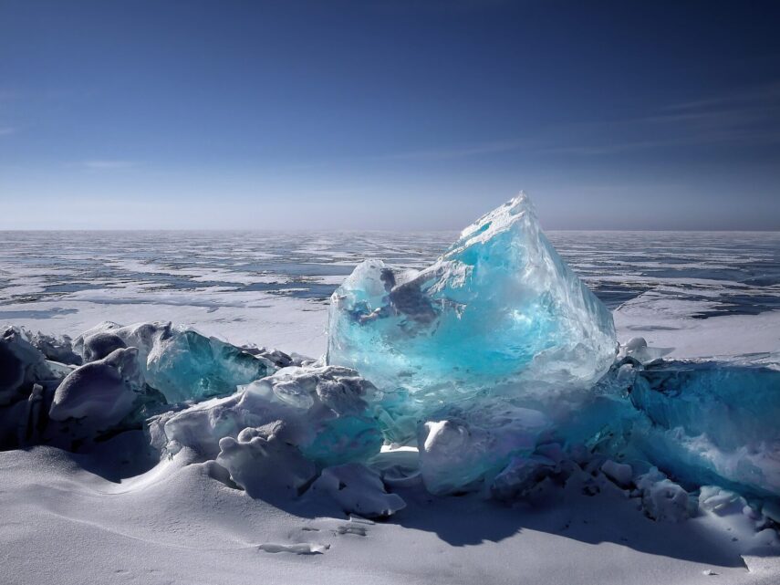 Jakou hloubku má jezero Bajkal?